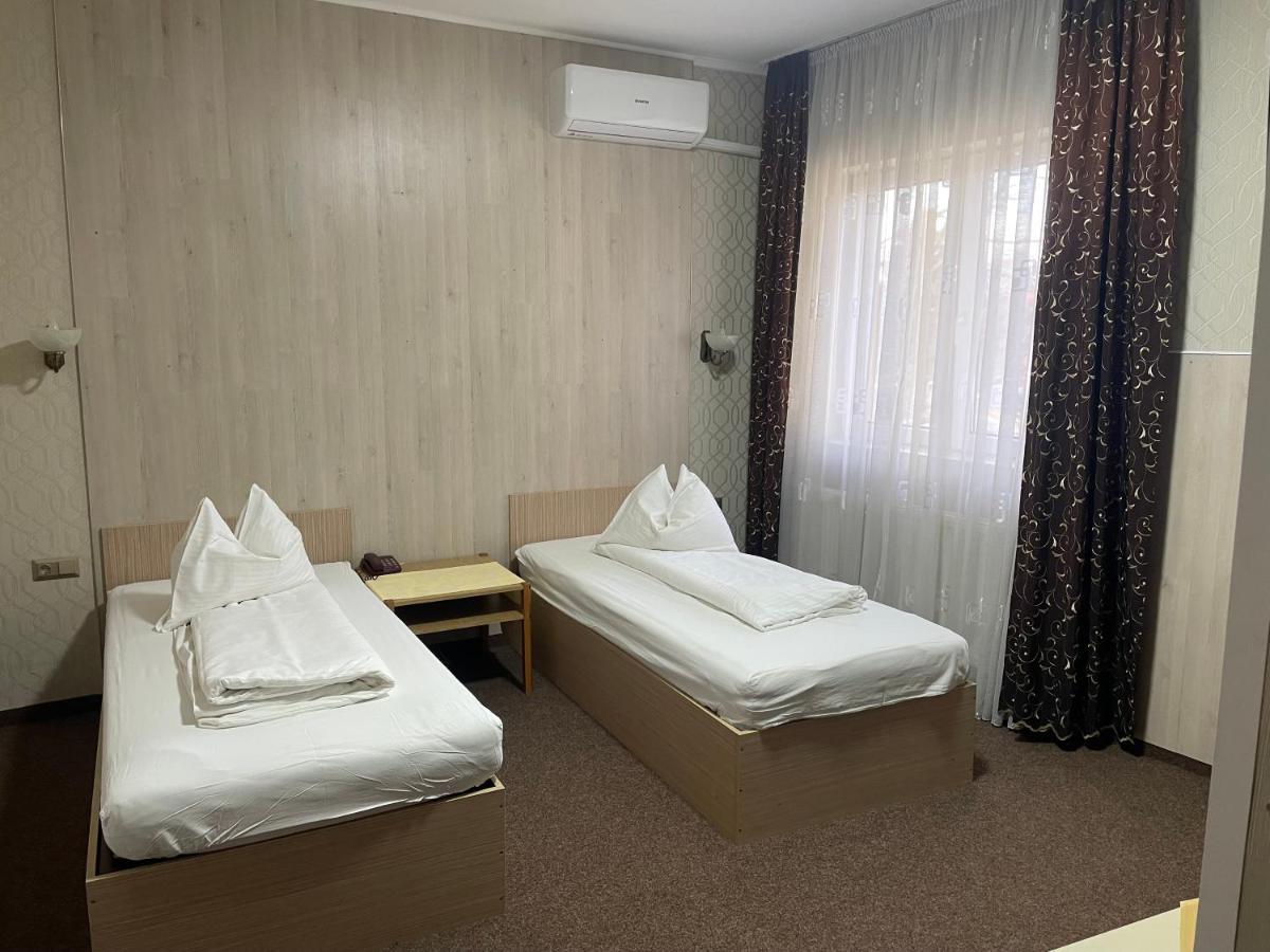 Pension Regal Satu Mare Exteriér fotografie